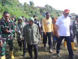 Mensos Serahkan Bantuan Korban Banjir dan Longsor di Sulsel