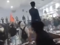 Tak Puas Jawaban Legislator, Massa Rusak Kantor DPRD Mejene