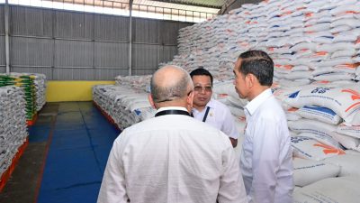 Peninjauan Ketersediaan Beras dan Bantuan Pangan oleh Presiden Jokowi di Kalimantan Timur
