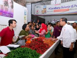 Tinjau Harga Bahan Pokok, Jokowi Sambangi Delimas Pasar Raya Lubuk Pakam