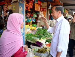 Kunjungan Presiden Joko Widodo ke Pasar Dukuh Kupang: Memantau Harga Kebutuhan Pokok dan Berinteraksi dengan Masyarakat