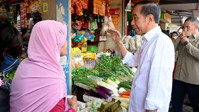 Kunjungan Presiden Joko Widodo ke Pasar Dukuh Kupang: Memantau Harga Kebutuhan Pokok dan Berinteraksi dengan Masyarakat