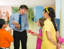 Hari Guru: Menghargai Tanpa Melanggar Ajaran Islam