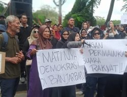 Massa Banjarbaru Penuhi DPRD, Tuntut Pilkada Ulang