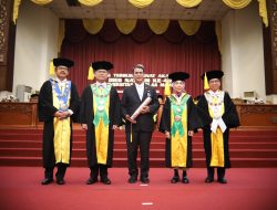 Ikuti Jejak BJ Habibie, Mentan Amran Raih Penghargaan Tertinggi dari Universitas Sebelas Maret