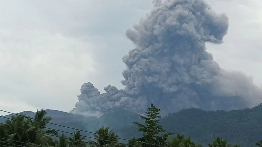 Istimewa - Erupsi gunung api Dukono, Halmahera Utara