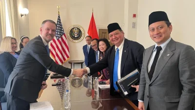 Istimewa - Kemenko Perekonomian NEGOSIASI: Menteri Koordinator Bidang Perekonomian Airlangga Hartarto (dua dari kanan) berjabat tangan dengan US Trade Representative (USTR)/Wakil Dagang AS Jamieson Lee Greer (kiri) di Amerika Serikat.