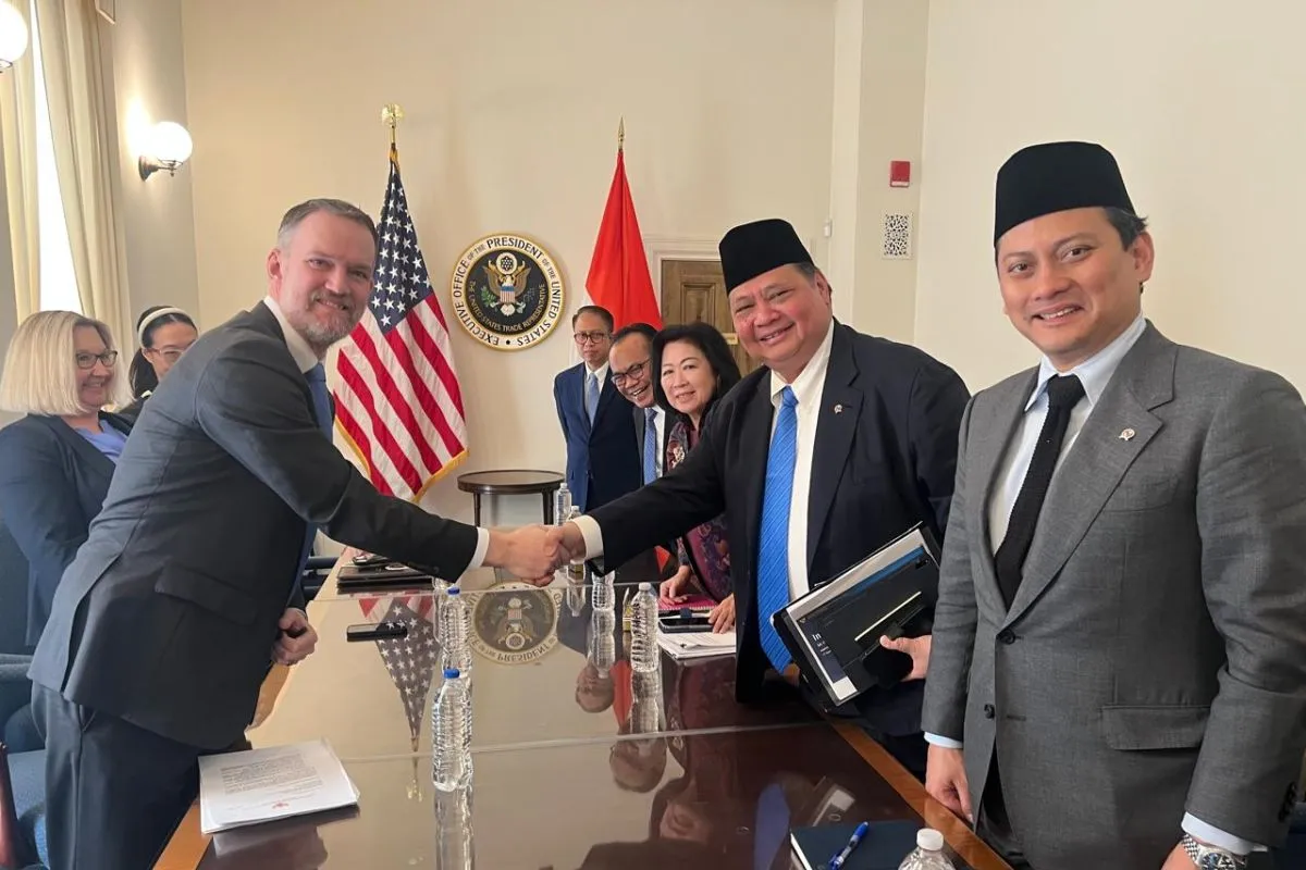 Istimewa - Kemenko Perekonomian NEGOSIASI: Menteri Koordinator Bidang Perekonomian Airlangga Hartarto (dua dari kanan) berjabat tangan dengan US Trade Representative (USTR)/Wakil Dagang AS Jamieson Lee Greer (kiri) di Amerika Serikat.