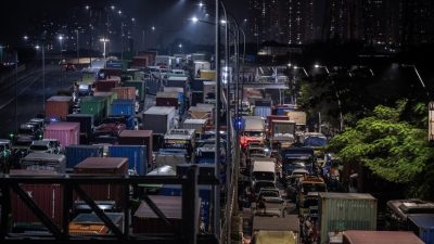 Ilustrasi - Sejumlah kendaraan terjebak macet di Jalan Yos Sudarso menuju Pelabuhan Tanjung Priok