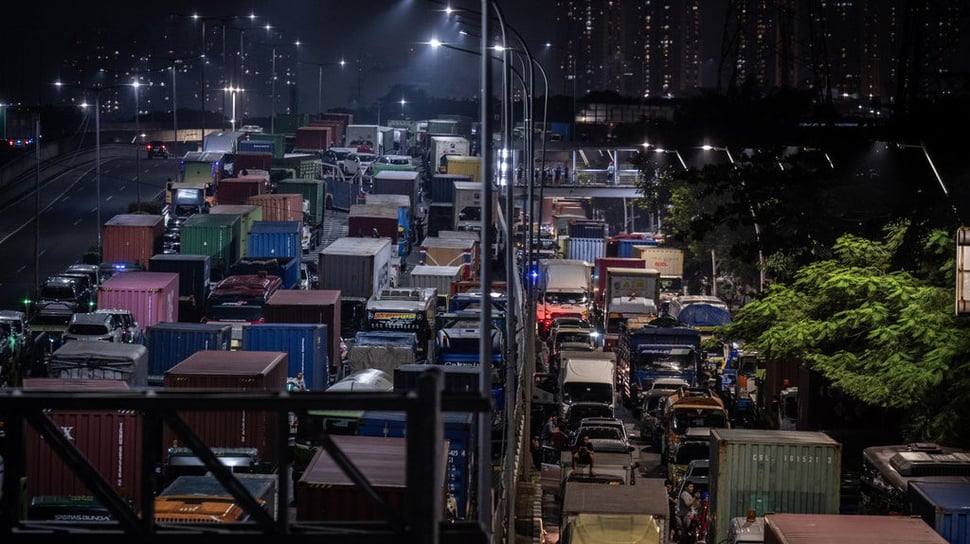 Ilustrasi - Sejumlah kendaraan terjebak macet di Jalan Yos Sudarso menuju Pelabuhan Tanjung Priok