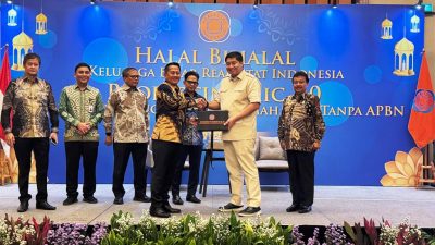 Buku Propertinomic 2.0 Diserahkan Joko Suranto kepada Menteri PKP Maruarar Sirait