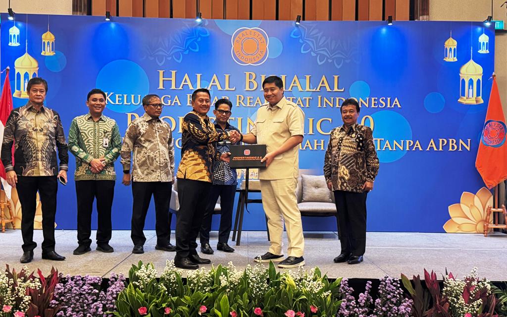 Buku Propertinomic 2.0 Diserahkan Joko Suranto kepada Menteri PKP Maruarar Sirait