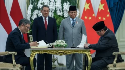 Berikut versi caption yang telah diubah: **Presiden RI Prabowo Subianto dan PM China Li Qiang menyepakati kerja sama bilateral, termasuk di sektor pariwisata, melalui penandatanganan MoU di Istana Merdeka, Jakarta.