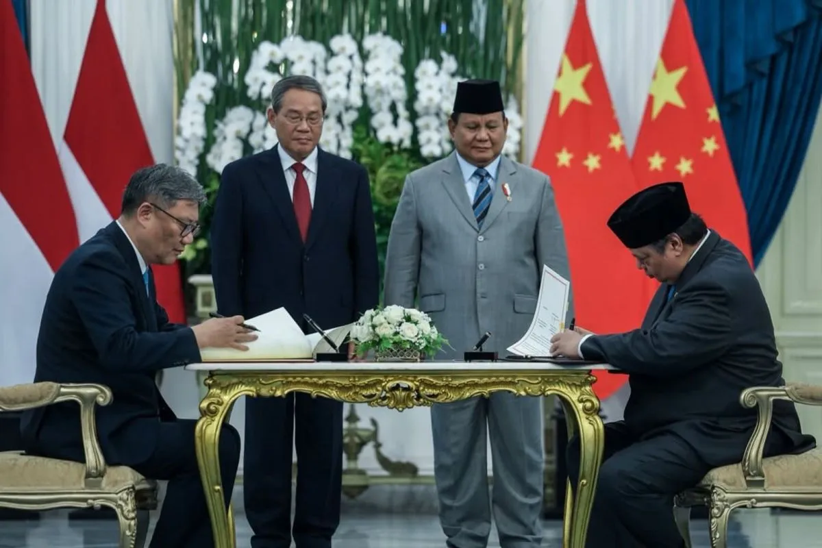 Berikut versi caption yang telah diubah: **Presiden RI Prabowo Subianto dan PM China Li Qiang menyepakati kerja sama bilateral, termasuk di sektor pariwisata, melalui penandatanganan MoU di Istana Merdeka, Jakarta.