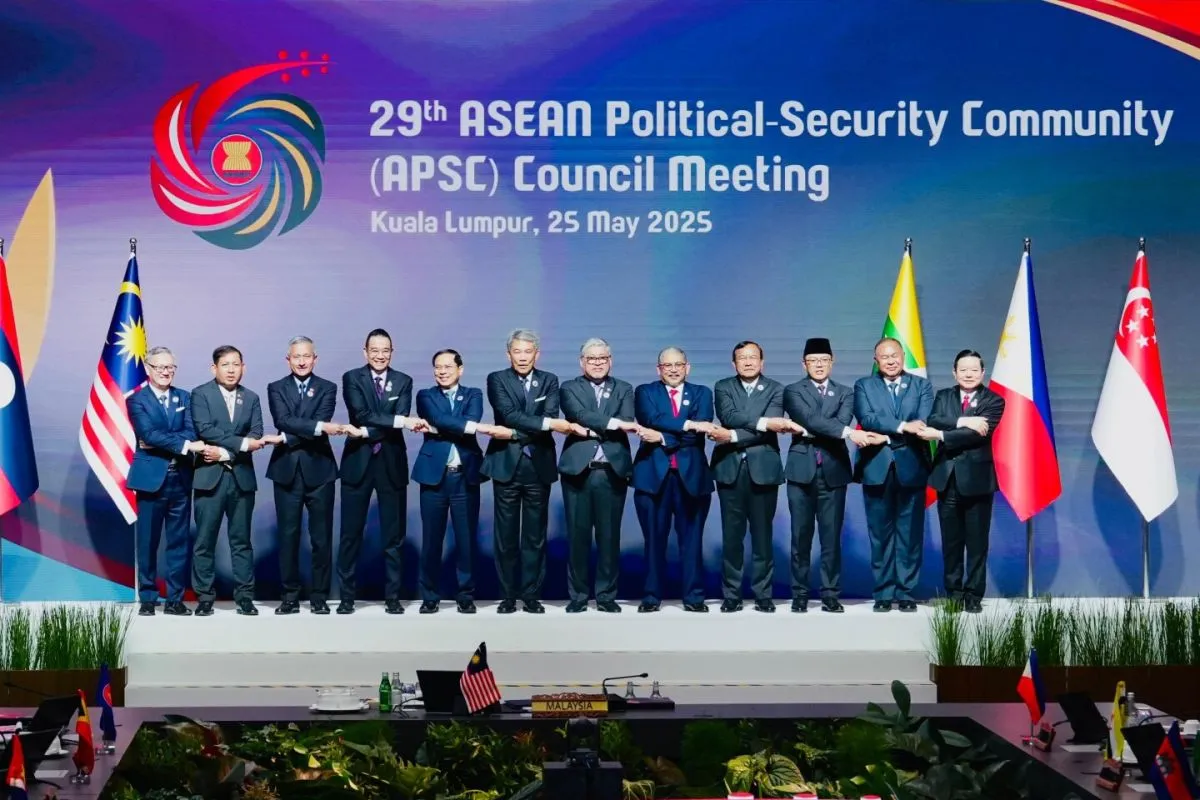 Berikut versi lain dari caption tersebut: **Menlu RI Sugiono (ketiga dari kanan) menghadiri Pertemuan ke-29 ASEAN Political-Security Community (APSC) Council di Kuala Lumpur, 25 Mei 2025.
