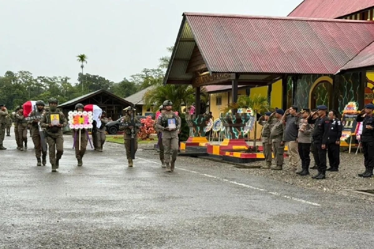 Istimewa - Dua Jenazah Anggota Brimob Dilepas di Timika, Papua Tengah