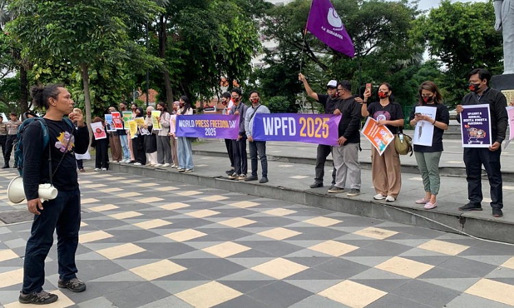 Istimewa - Aksi AJI Surabaya di depan gedung Grahadi Surabaya