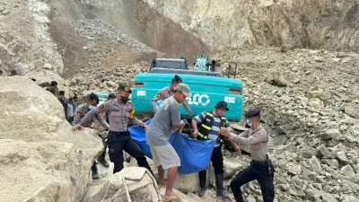 Longsor di Gunung Kuda, Cirebon, Jawa Barat.