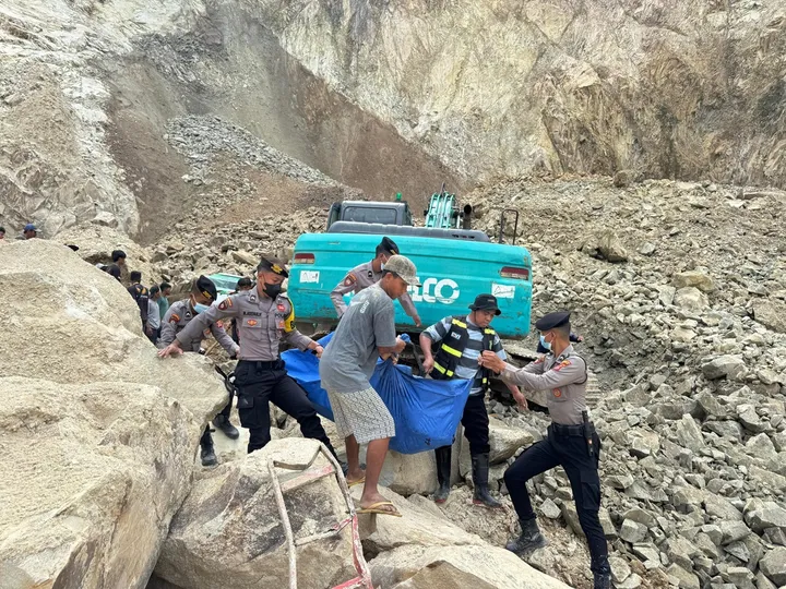Longsor di Gunung Kuda, Cirebon, Jawa Barat.