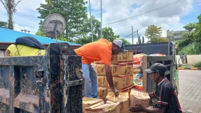 Istimewa - Proses pemuatan bantuan bahan makanan YPMAK untuk warga Kampung Miyoko di Timika