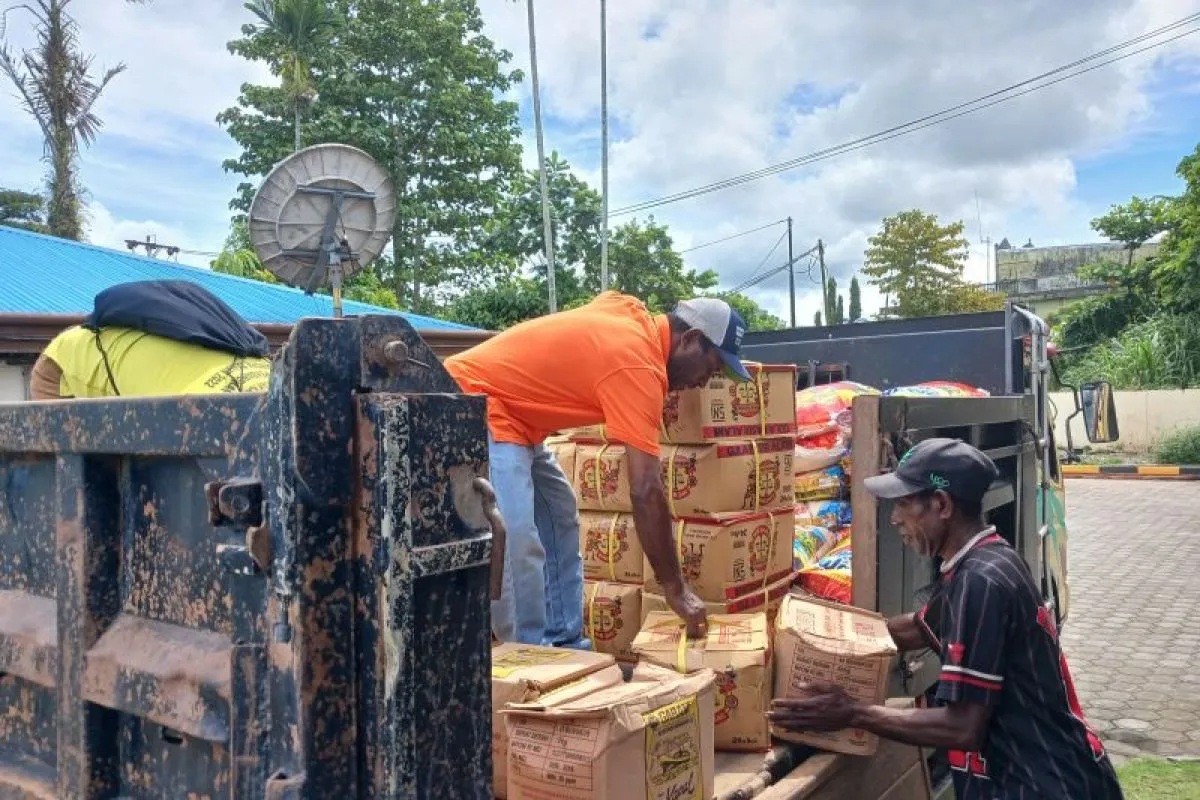 Istimewa - Proses pemuatan bantuan bahan makanan YPMAK untuk warga Kampung Miyoko di Timika