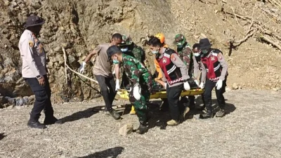 Tim SAR gabungan tengah mengevakuasi korban meninggal akibat banjir bandang dan tanah longsor di Kampung Jim, Distrik Catubouw, Pegunungan Arfak, Papua Barat.