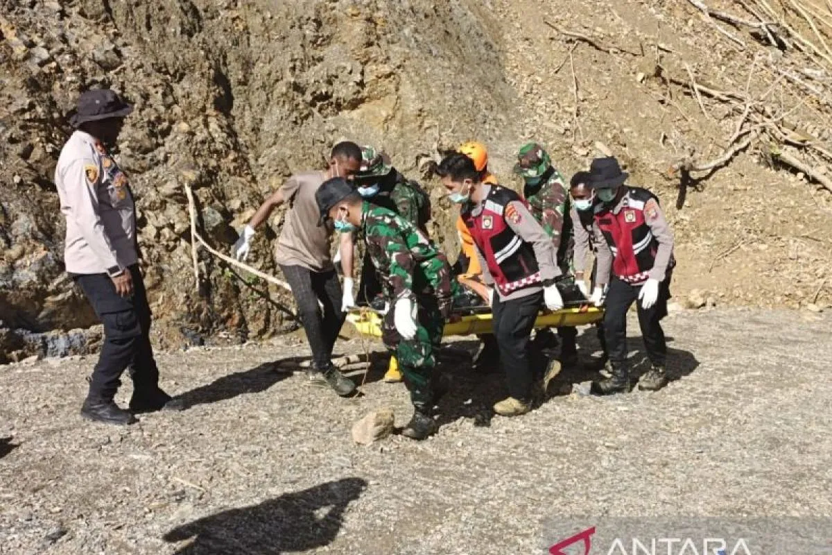 Tim SAR gabungan tengah mengevakuasi korban meninggal akibat banjir bandang dan tanah longsor di Kampung Jim, Distrik Catubouw, Pegunungan Arfak, Papua Barat.