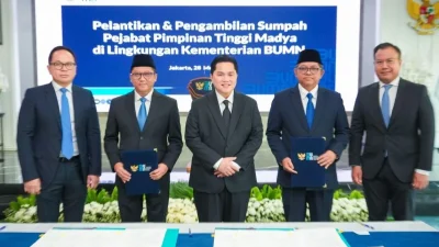 Menteri BUMN Erick Thohir usai melantik dua pejabat Pimpinan Tinggi Madya di Kantor Kementerian BUMN, Jakarta.