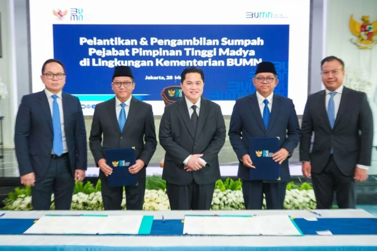 Menteri BUMN Erick Thohir usai melantik dua pejabat Pimpinan Tinggi Madya di Kantor Kementerian BUMN, Jakarta.