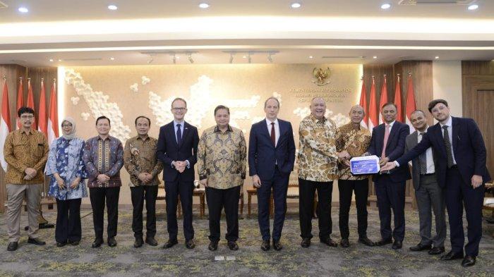 irlangga Hartarto Hadiri Penandatanganan Investasi PLTS Terapung