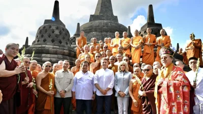 Menteri Kebudayaan Fadli Zon mendampingi Presiden Prabowo Subianto menerima kunjungan rombongan Pemerintah Prancis di Candi Borobudur, Magelang, Jawa Tengah.