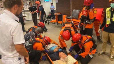 Istimewa - Tim Basarnas saat mengevakuasi WNA dari kapal pesiar karena sakit di perairan Aceh.