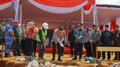 Istimewa - Kapolda Lampung Irjen Pol Helmy Santika saat melakukan peletakan batu pertama dalam pembangunan gudang ketahanan pangan