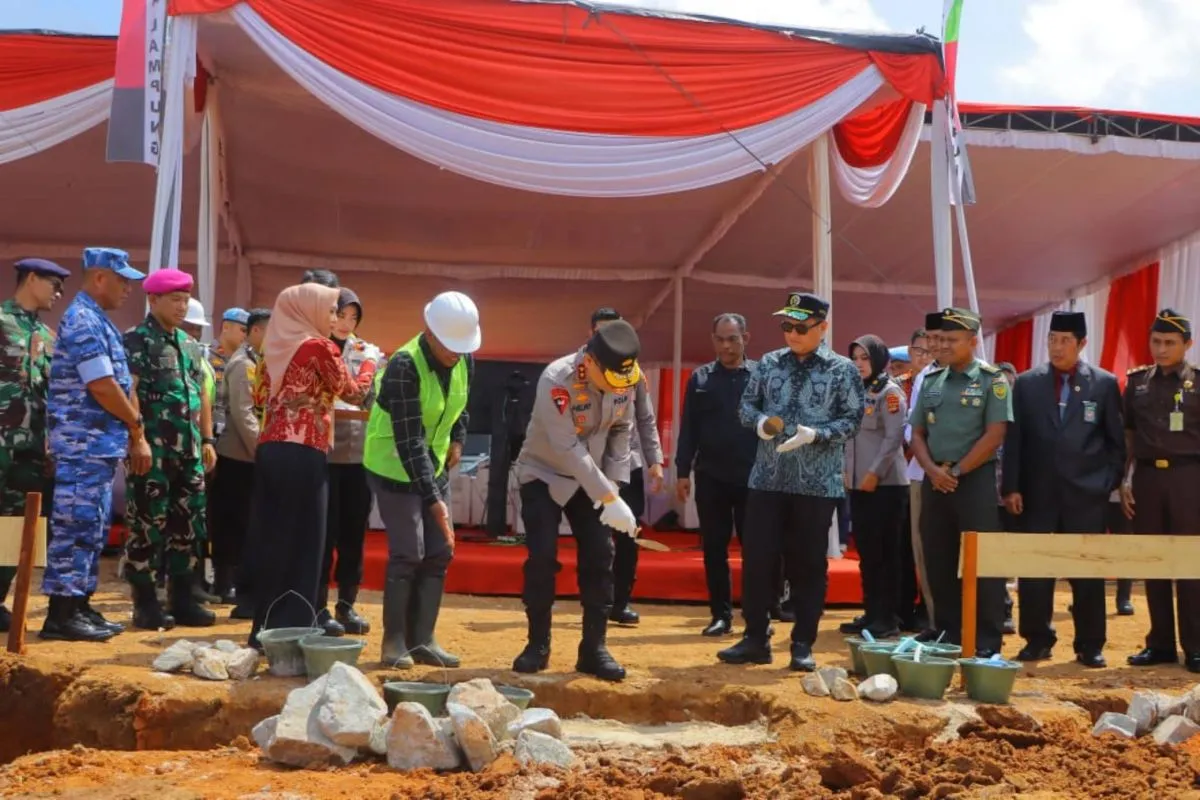 Istimewa - Kapolda Lampung Irjen Pol Helmy Santika saat melakukan peletakan batu pertama dalam pembangunan gudang ketahanan pangan