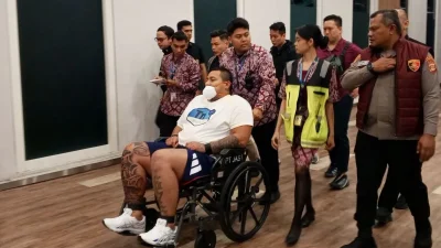 Istimewa - Petugas Kepolisian Daerah Bali dan Polres Badung menjemput salah satu WNA Australia kasus penembakan saat tiba di Bandara Internasional I Gusti Ngurah Rai, Bali