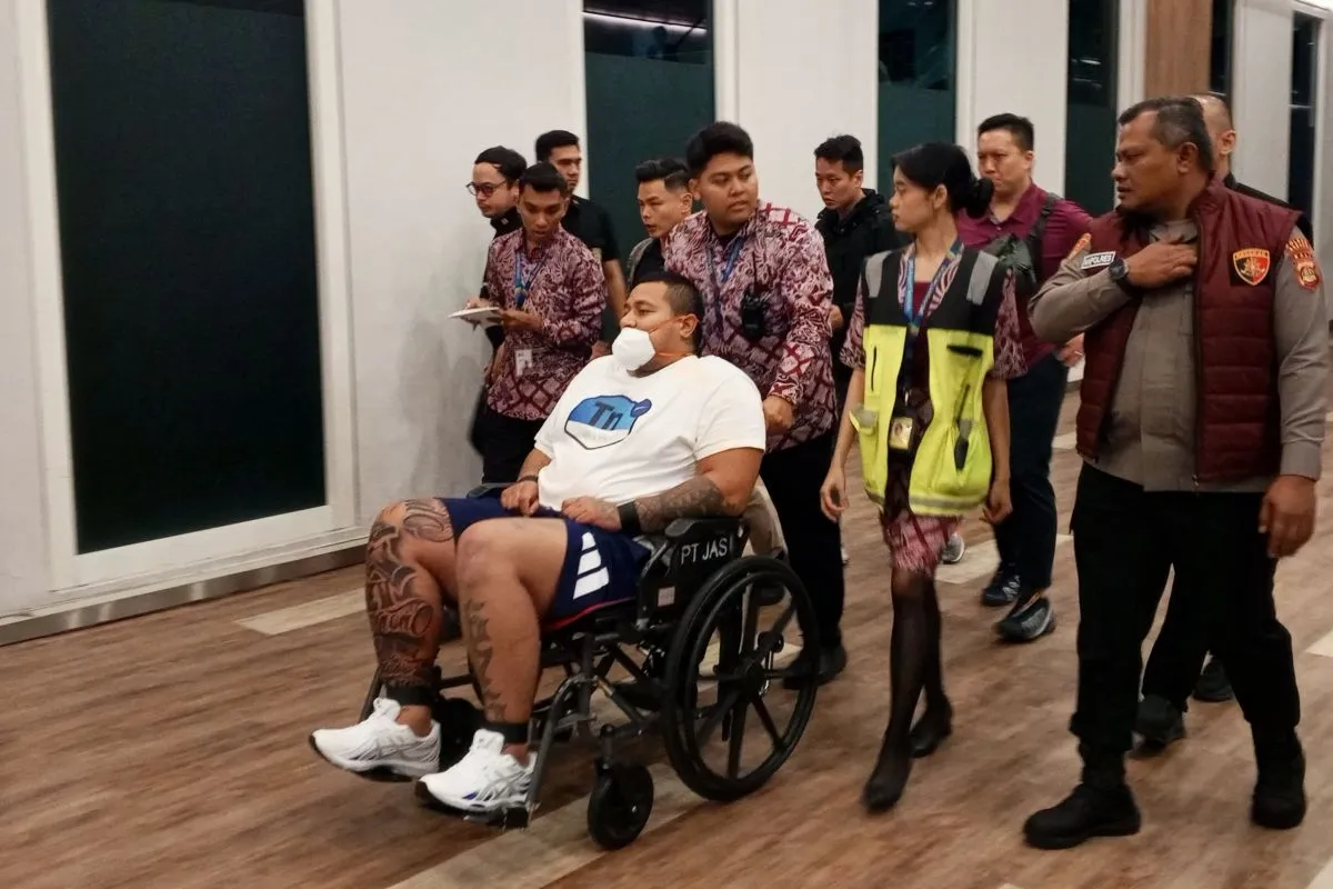 Istimewa - Petugas Kepolisian Daerah Bali dan Polres Badung menjemput salah satu WNA Australia kasus penembakan saat tiba di Bandara Internasional I Gusti Ngurah Rai, Bali