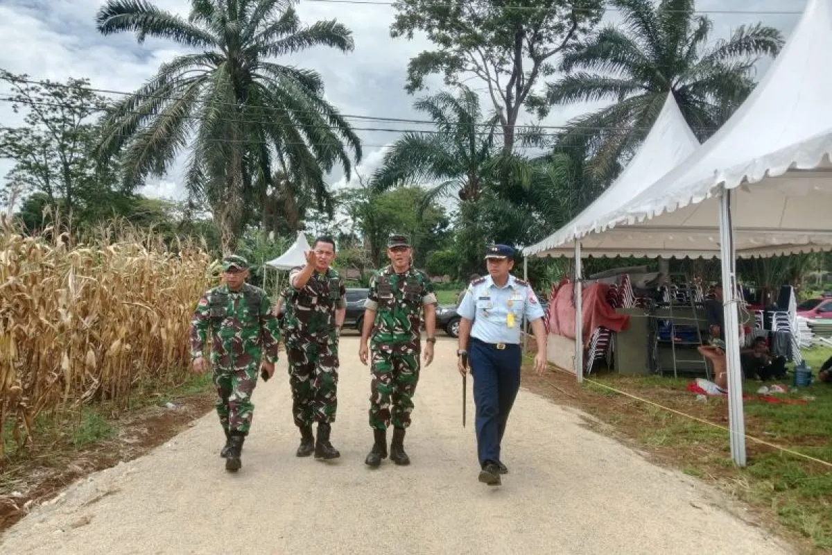 Brigjen TNI Purnomosidi, Danrem 121/ABW, kunjungi Lanud Harry Hadisoemantri dalam kunjungan kerja.