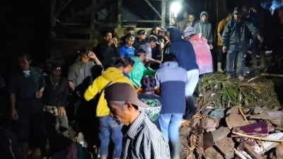 Istimewa - Warga Kiararambai, Garut, Evakuasi Korban Longsor di Tengah Malam, Proses Dilakukan Manual