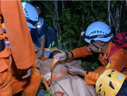 Tim SAR Gabungan Evakuasi Pendaki Hipotermia di Bukit Pading, Bangka Tengah