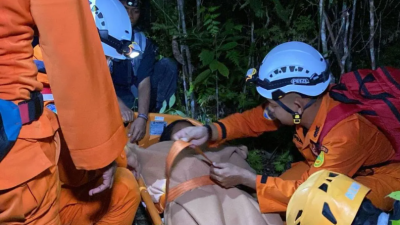 Tim SAR Gabungan Babel evakuasi pendaki Bukit Pading yang alami gejala hipotermia.