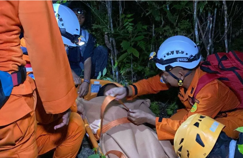 Tim SAR Gabungan Babel evakuasi pendaki Bukit Pading yang alami gejala hipotermia.