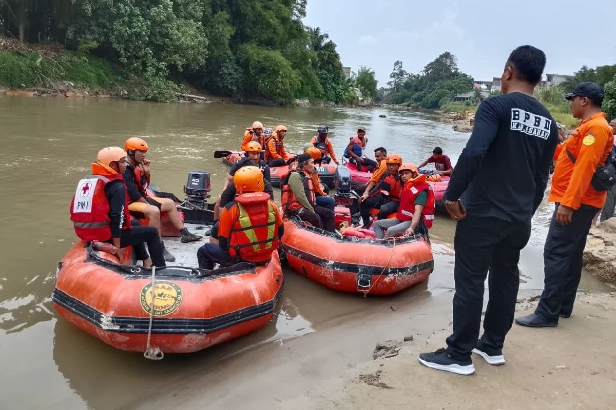 Kantor Pencarian dan Pertolongan (Basarnas) Medan melalui POS SAR Tanjung Tanjung Balai bersama tim SAR gabungan mengevakuasi seorang pria yang hanyut di Sungai Asahan tepatnya di Kelurahan Kisaran Timur, Kecamatan Kisaran Timur, Kabupaten Asahan,Sumatera Utara.