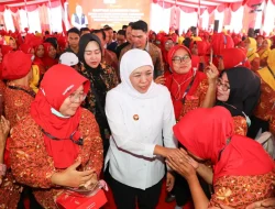 Gubernur Khofifah Salurkan BLT DBHCHT Rp5,57 Miliar untuk Ribuan Buruh Rokok Surabaya