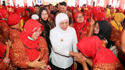 Gubernur Khofifah Salurkan BLT DBHCHT Rp5,57 Miliar untuk Ribuan Buruh Rokok Surabaya