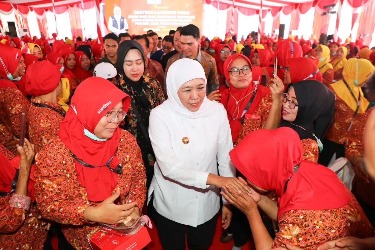 Gubernur Jatim Khofifah Salurkan BLT DBHCHT Rp5,57 M kepada Buruh Pabrik Rokok di Surabaya