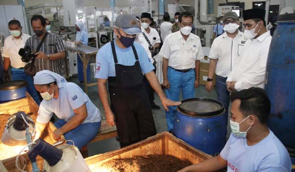 Ilustrasi - Karyawan pabrik rokok