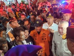 Menhub Serahkan Jenazah Korban KMP Tunu Pratama Jaya kepada Keluarga di Pelabuhan Ketapang