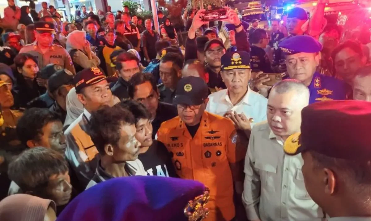 Istimewa - Menhub Dudy dan Kapolda Jatim Serahkan Jenazah Korban KMP Tunu Pratama di Ketapang