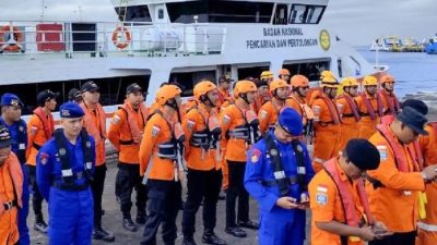 Istimwewa - Tim SAR Bersiap melakukan evakuasi di KMP Tunu di Selat Bali