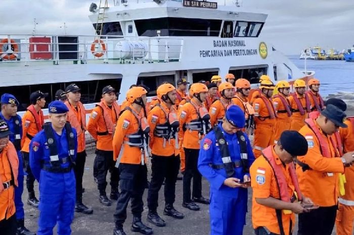 Istimwewa - Tim SAR Bersiap melakukan evakuasi di KMP Tunu di Selat Bali